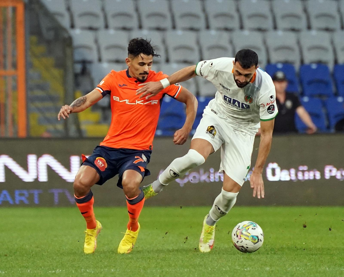 Spor Toto Süper Lig: Medipol Başakşehir: 0 - Corendon Alanyaspor: 0 (Maç devam ediyor)