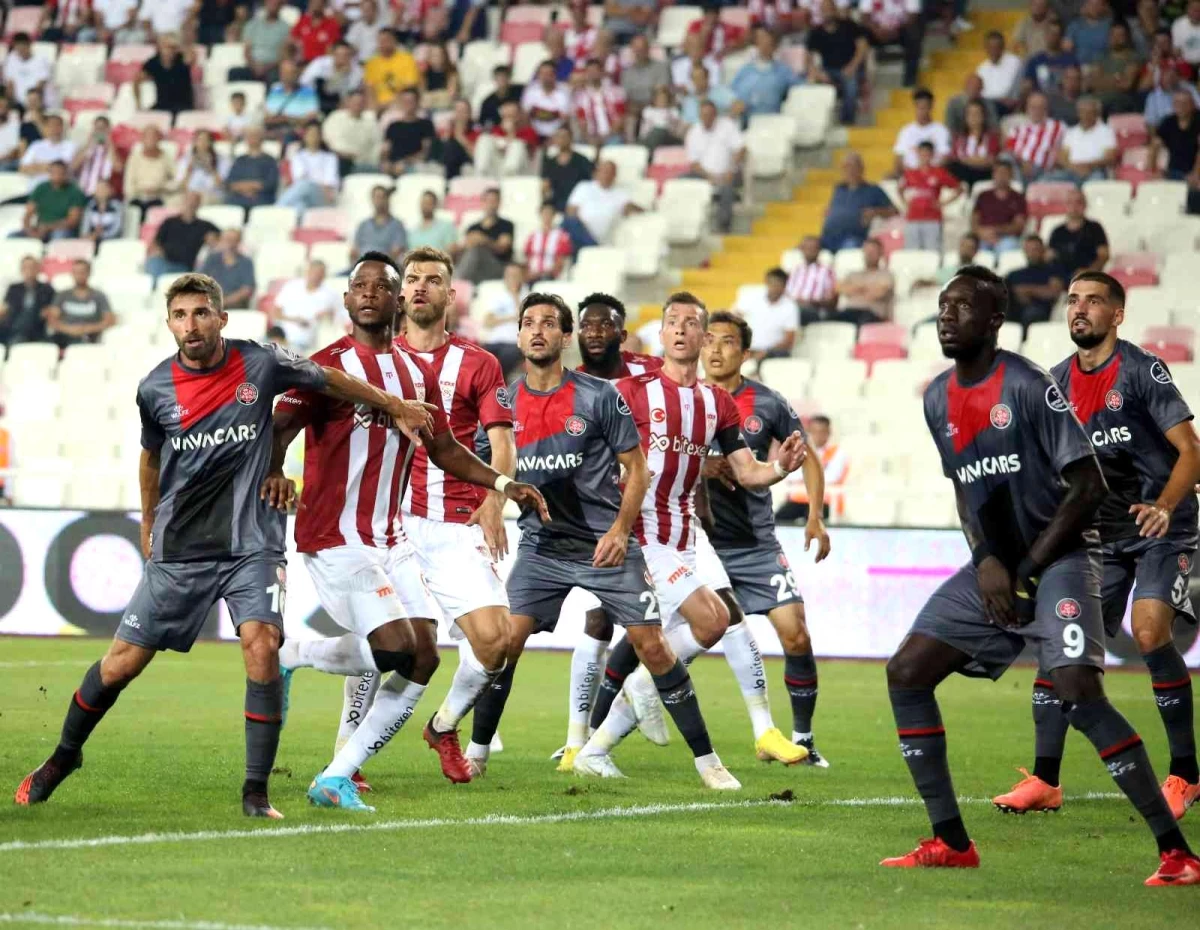 Spor Toto Süper Lig: Sivasspor: 0 Fatih Karagümrük: 0 (İlk yarı)