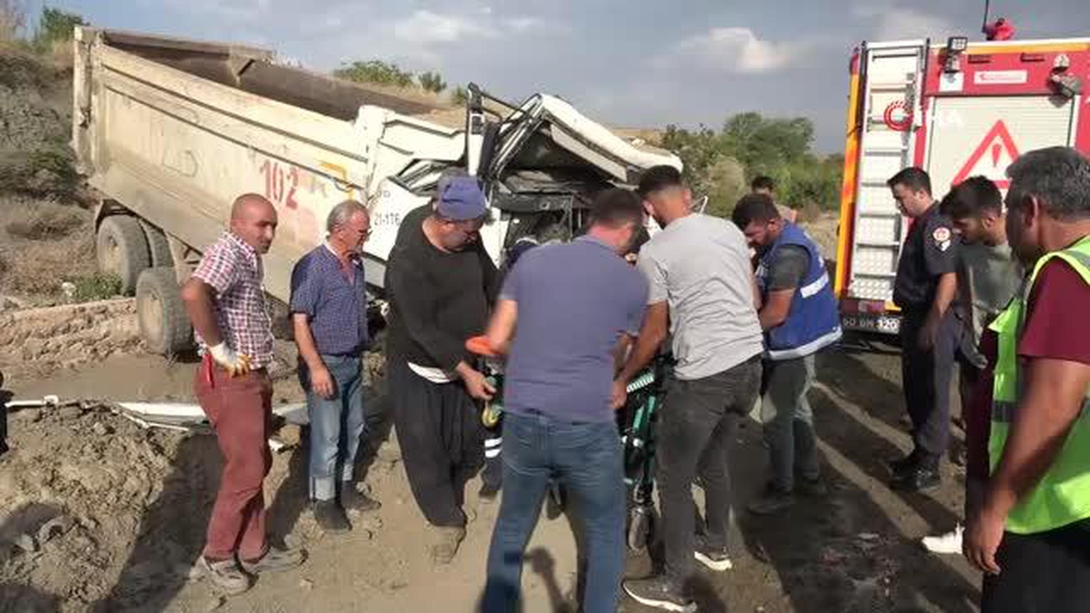 Hurdaya dönen kamyondan yaralı olarak kurtuldu