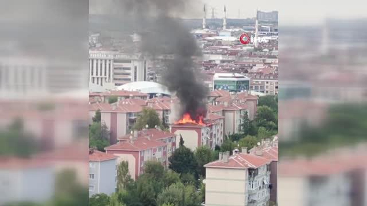 Sultangazi\'de binanın çatı katında yangın: Alev alev yandı