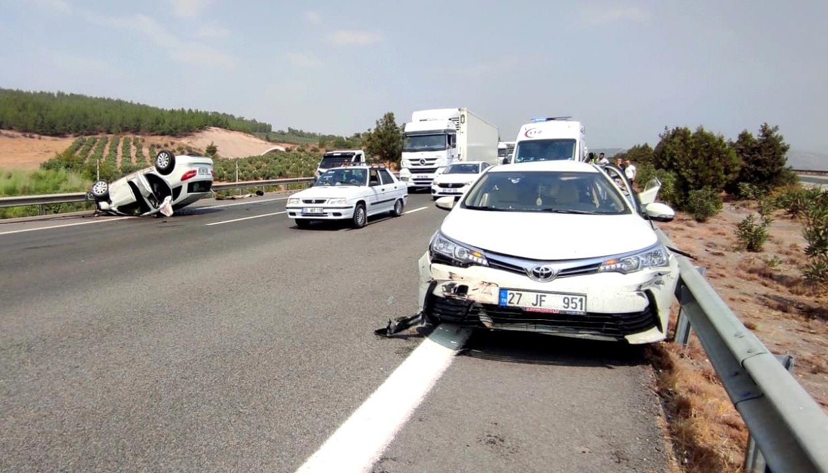 TAG Otoyolunda iki otomobil çarpıştı: 5 yaralı