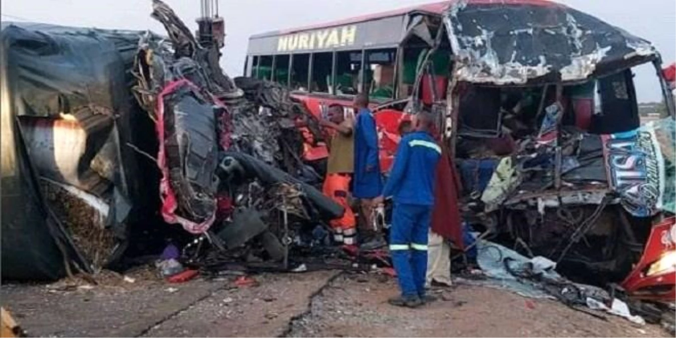 Tanzanya\'da otobüs kamyonla çarpıştı: 5 ölü, 54 yaralı
