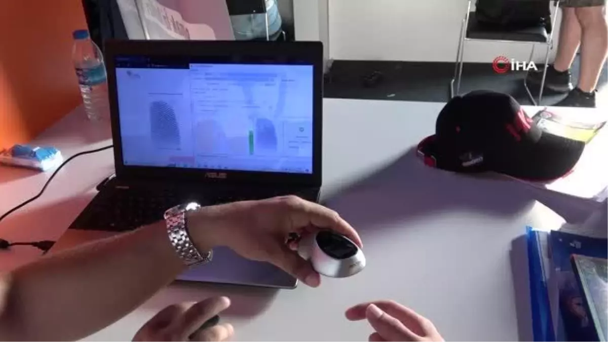 TEKNOFEST'te yarışan öğrenciler, parmak iznden öğrenme karnesini çıkartıyorlar