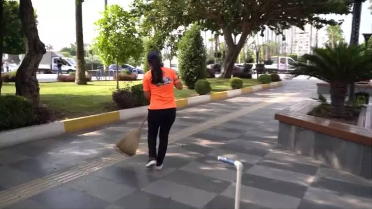 Temizlik işçisi olarak çalıştığı belediyenin Türk halk müziği solisti oldu