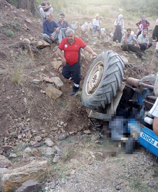 Traktörün altında kalan vatandaş, hayatını kaybetti Traktörün altında kalan vatandaş, hayatını kaybetti