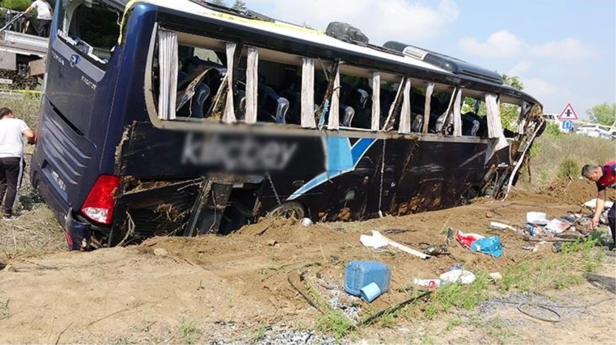 Çanakkale\'de korkunç kaza! Su kanalına devrilen tur otobüsünün içindeki 1 kişi öldü, 54 kişi yaralandı