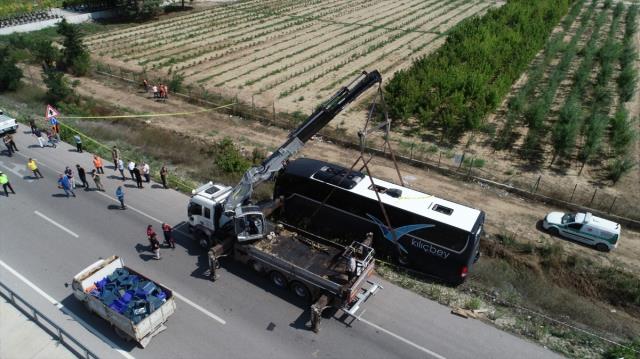 Tur otobüsü, su kanalına devrildi: 1 ölü, 54 yaralı