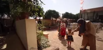 Türk kadınları İdlib'de saç bakımlarını yaptıkları yetimlerin gönüllerine sevgi bağı ördü