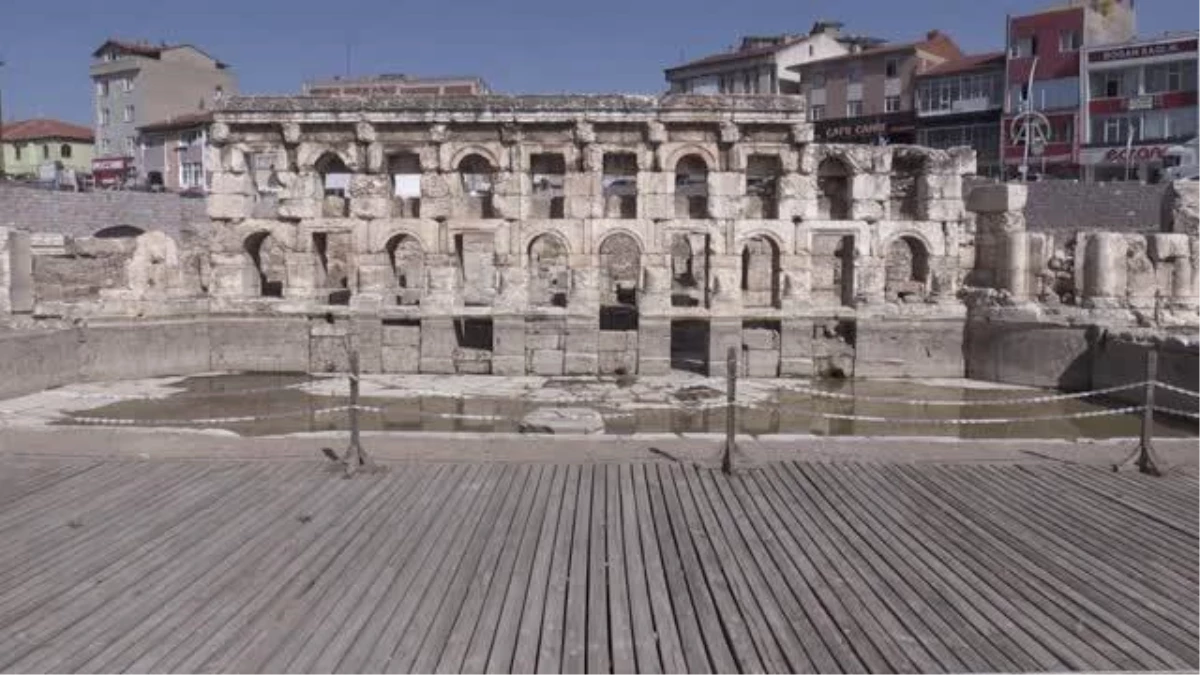 UNESCO gönüllüleri, Sarıkaya Roma Hamamı\'nda temizlik çalışması yaptı
