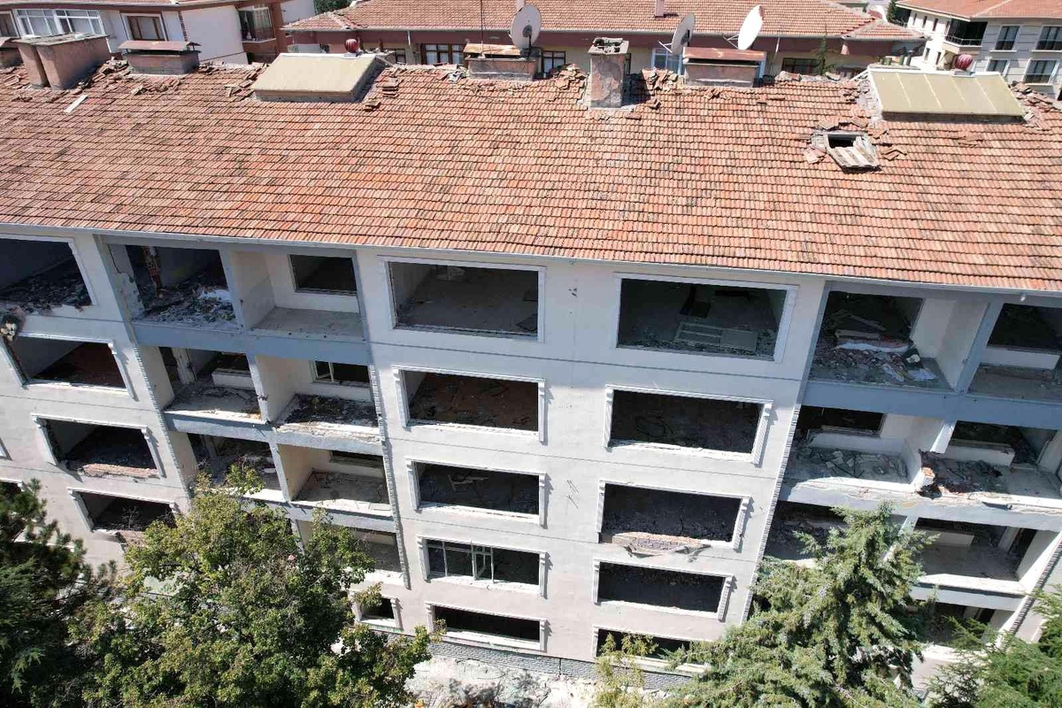 Yıkım emri gelen bina torbacıların meskeni oldu
