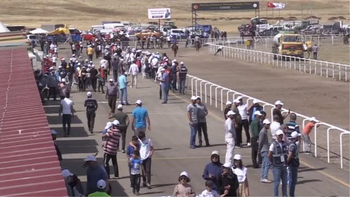 Erzurum\'da "2. Geleneksel Rahvan At Yarışları" düzenlendi
