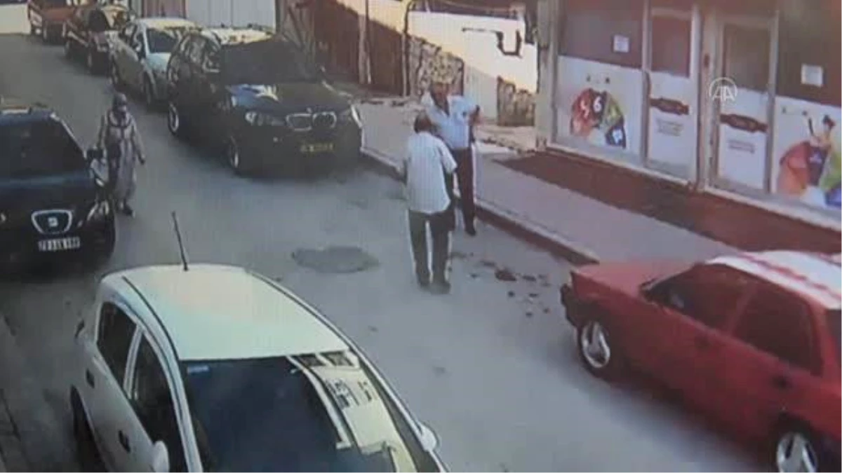 Karaman\'da 2 kişinin yaralandığı silahlı bıçaklı kavga anı güvenlik kamerasında