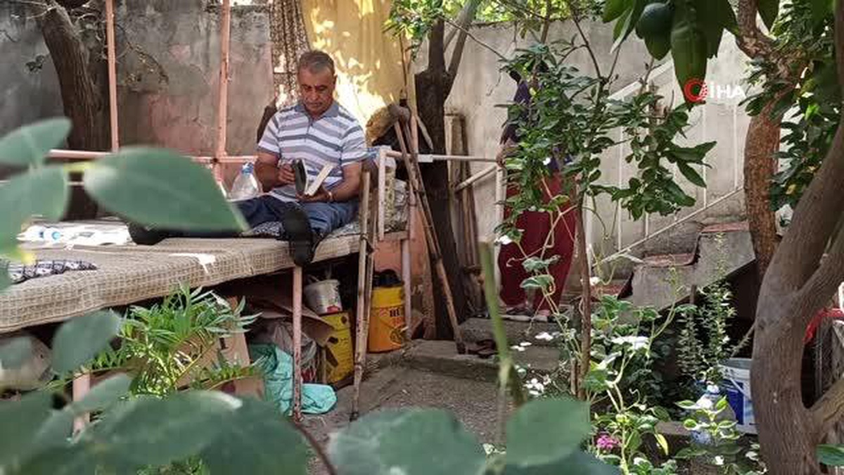 37 yıldır yatalak eşine bebek gibi bakıyor