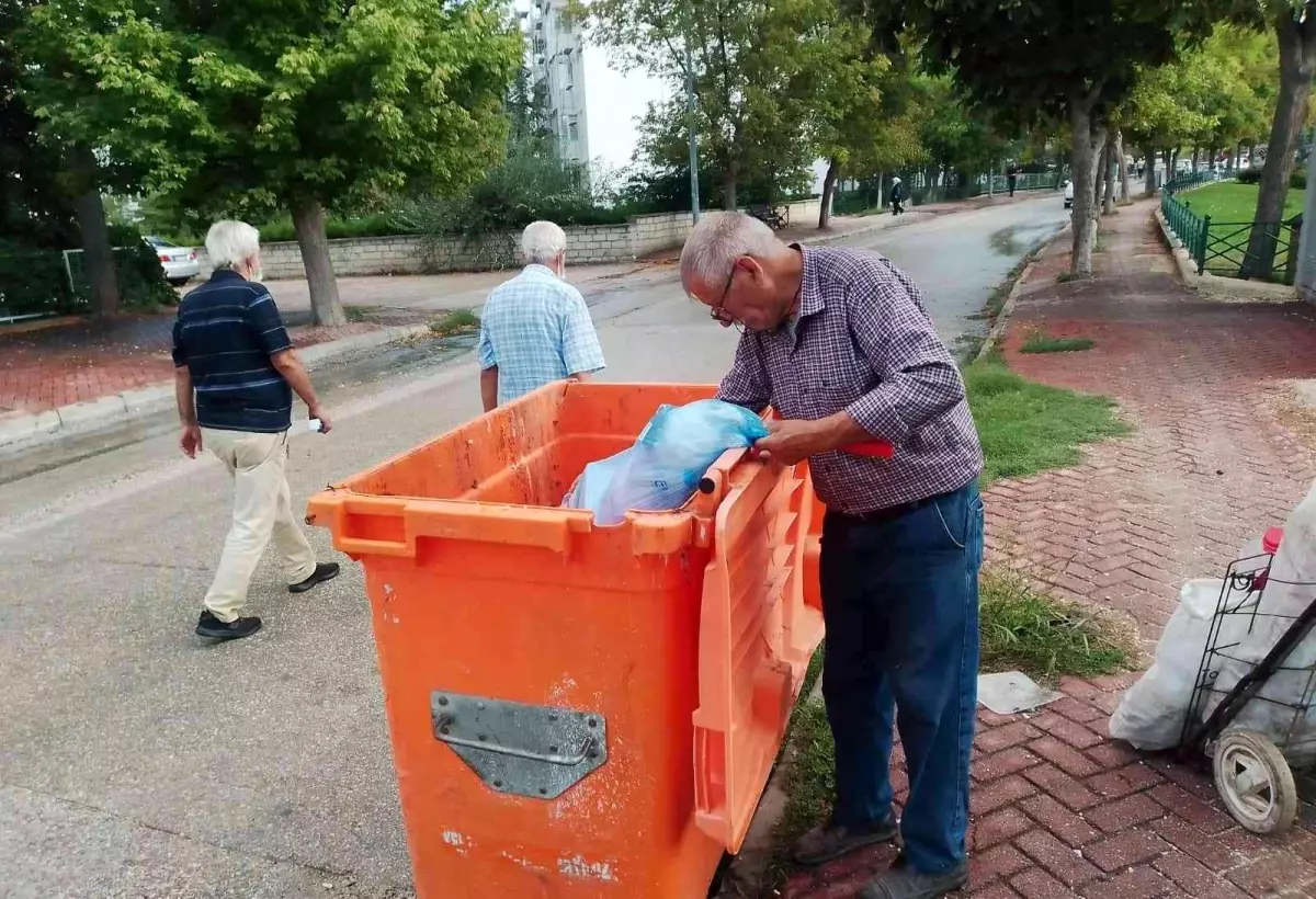 75\'lik delikanlı günde 10 kilometre yürüyerek atık topluyor