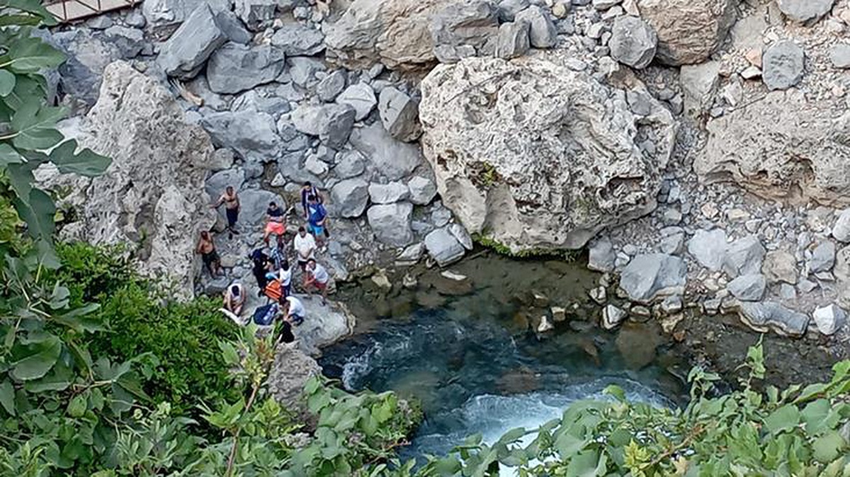 13 yaşındaki kız çocuğu suya düşen terliğini almak isterken akıntıya kapılarak hayatını kaybetti