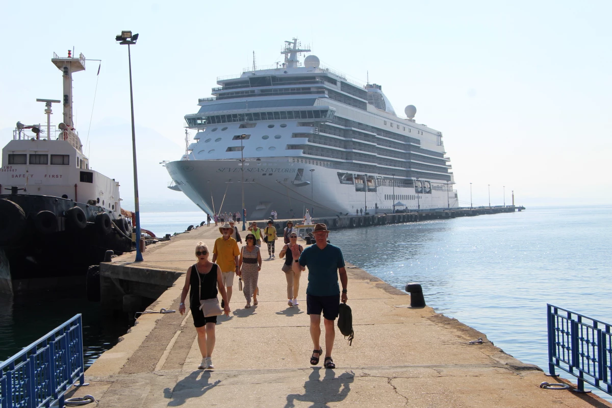 Alanya\'ya "Seven Seas Explorer" ile 324 turist geldi