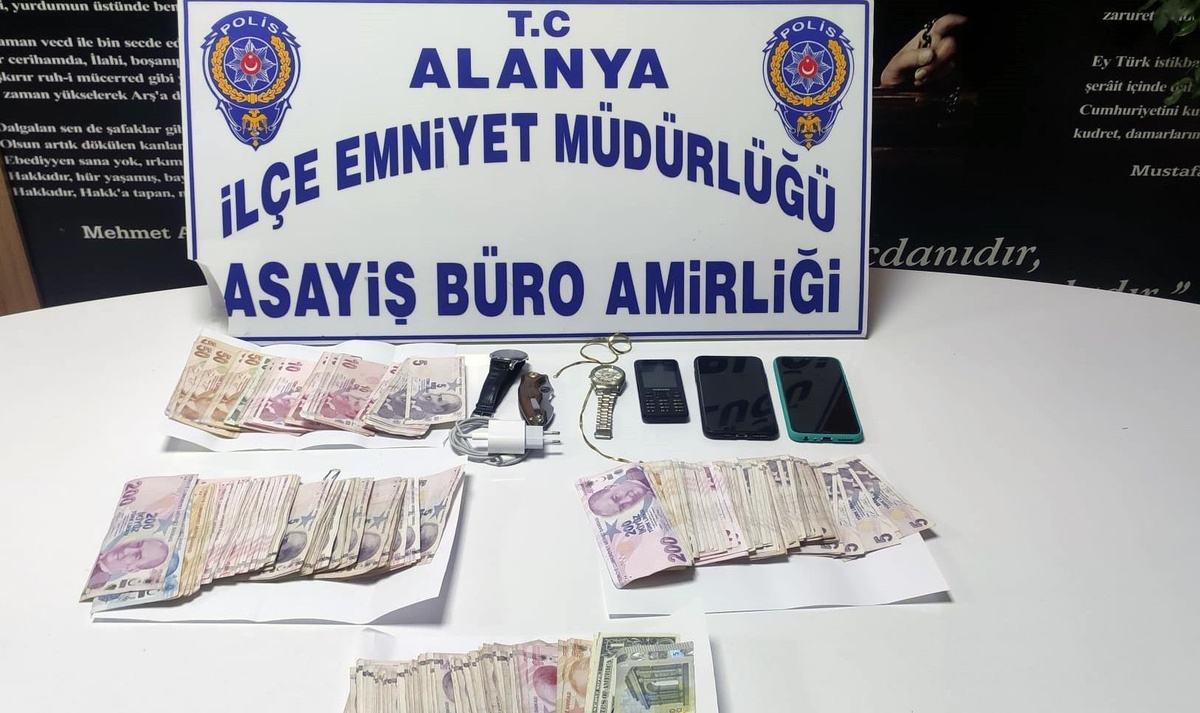 Antalya\'da hırsızlık yaptıkları iddiasıyla yakalanan 4 zanlı tutuklandı