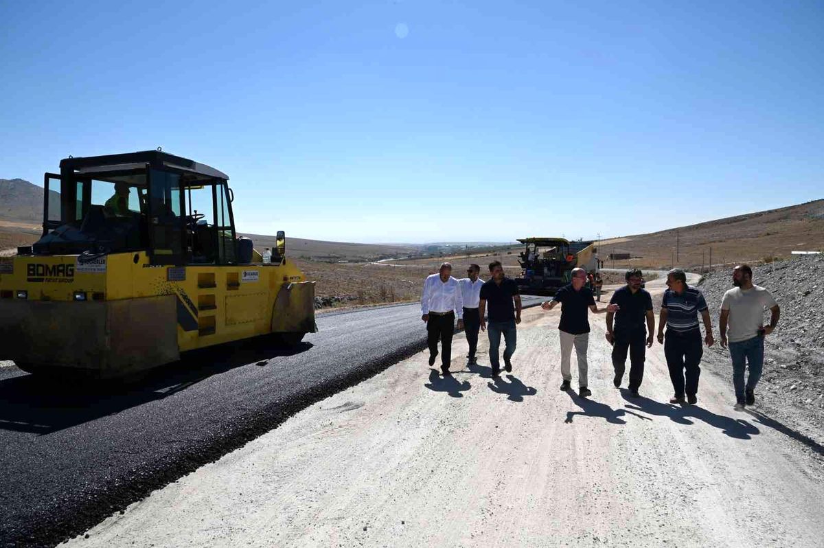 Başkan Pekyatırmacı, Sızma\'da asfalt çalışmalarını yerinde inceledi