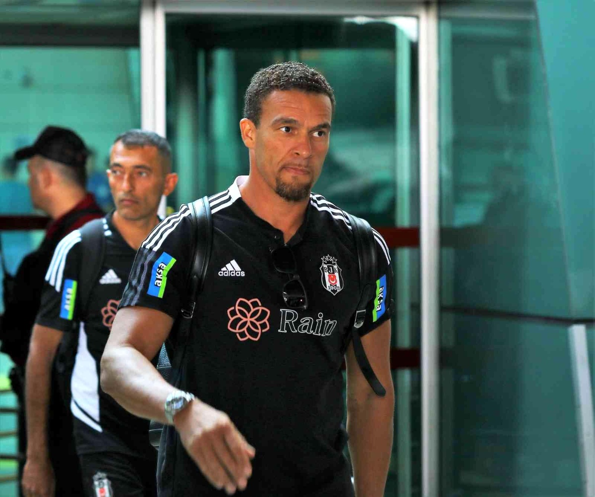 Beşiktaş kafilesini taşıyan uçak Başkent\'e indi