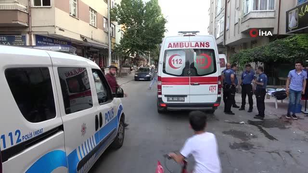 Bıçaklandıktan sonra kaçan şahıs, koştuğu yerleri kana buladı
