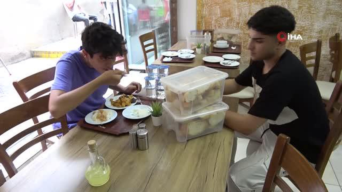 Çorba fiyatına 3 kap yemek satıp, hayır dua alıyor