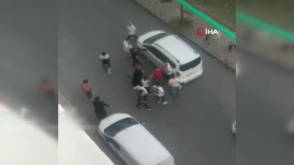 Büyükler kavga etti, küçük çocuk ezilmekten son anda kurtuldu, o anlar kamerada