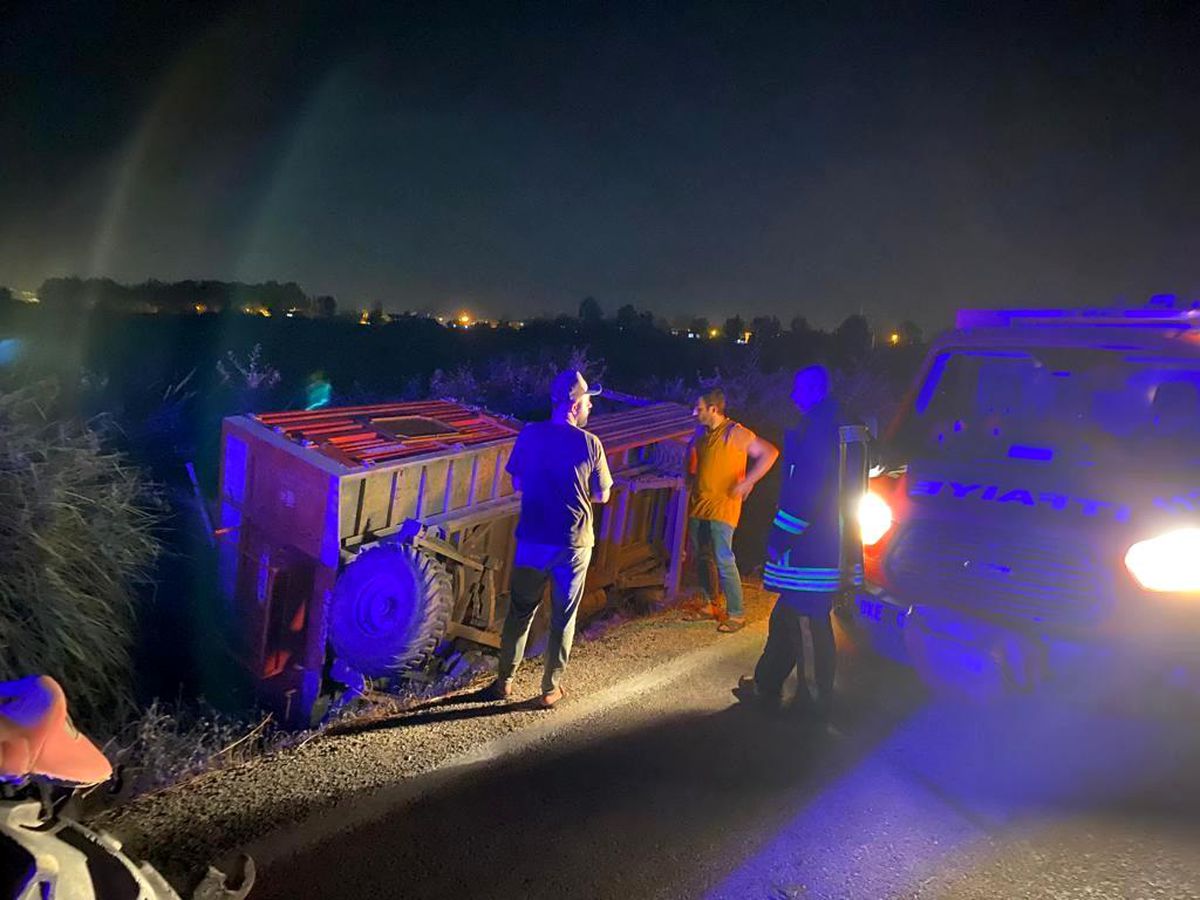 Devrilen römorkörde sıkışan kadını itfaiye ekibi kurtardı