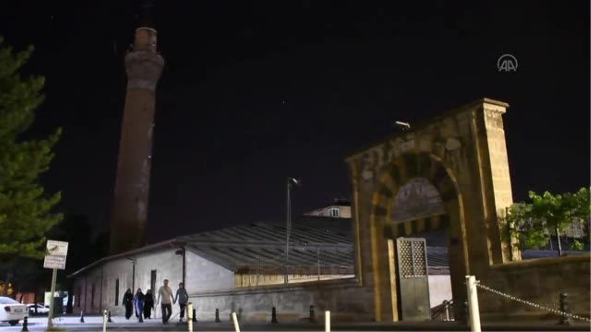 Diyanet İşleri Başkanı Erbaş, Sivas\'ta tarihi Ulu Cami\'de sabah namazını kıldı Açıklaması