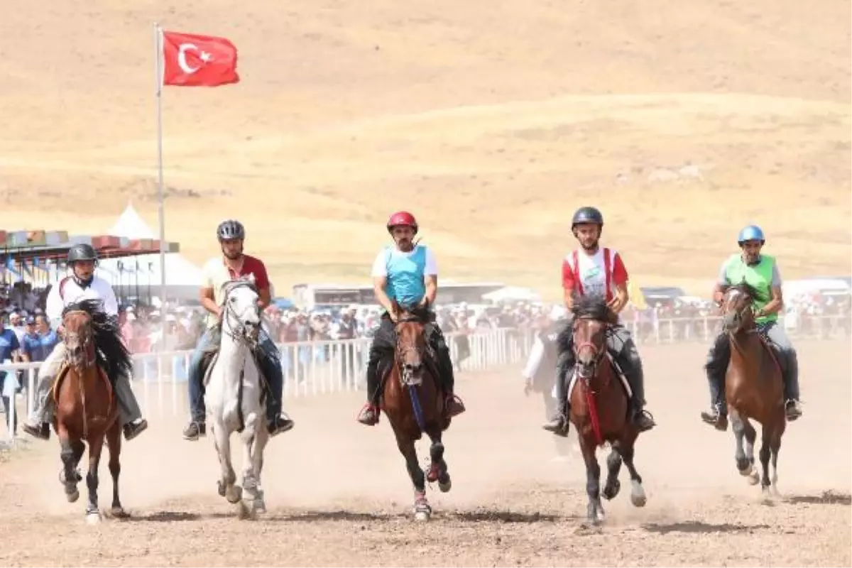 Erzurum\'da \'rahvan at\' heyecanı; kadınlardan büyük ilgi