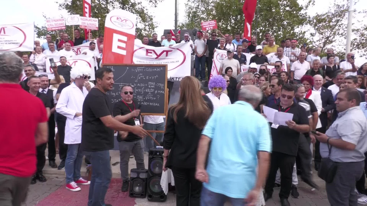 Eyt\'liler Kadıköy\'de Eylem Yaptı: "Kimseden Ne Bir Lütuf Ne de Bir Sadaka İstedik. Emeklilik Hakkımızı İstedik"