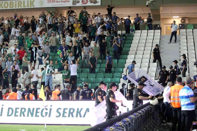 Giresunspor-Konyaspor maçının ardından tribünler karıştı Giresunspor-Konyaspor maçının ardından tribünler karıştı