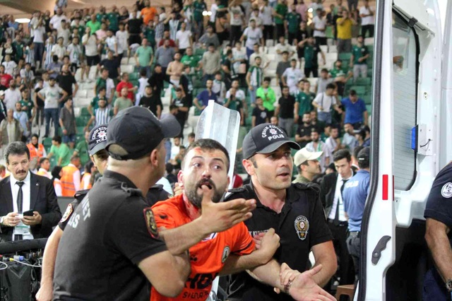 Giresunspor-Konyaspor maçının ardından tribünler karıştı Giresunspor-Konyaspor maçının ardından tribünler karıştı