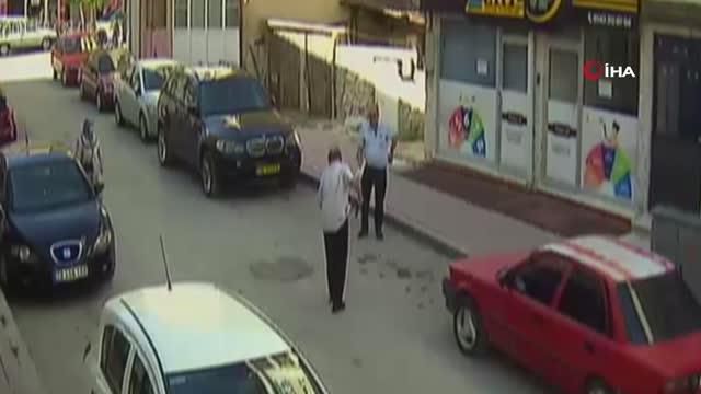 Karaman'da dehşet anları! İki husumetli yaşlı adam sokakta karşılaşınca birbirine bıçak ve silah çekerek kavga etti Karaman'da dehşet anları! İki husumetli yaşlı adam sokakta karşılaşınca birbirine bıçak ve silah çekerek kavga etti