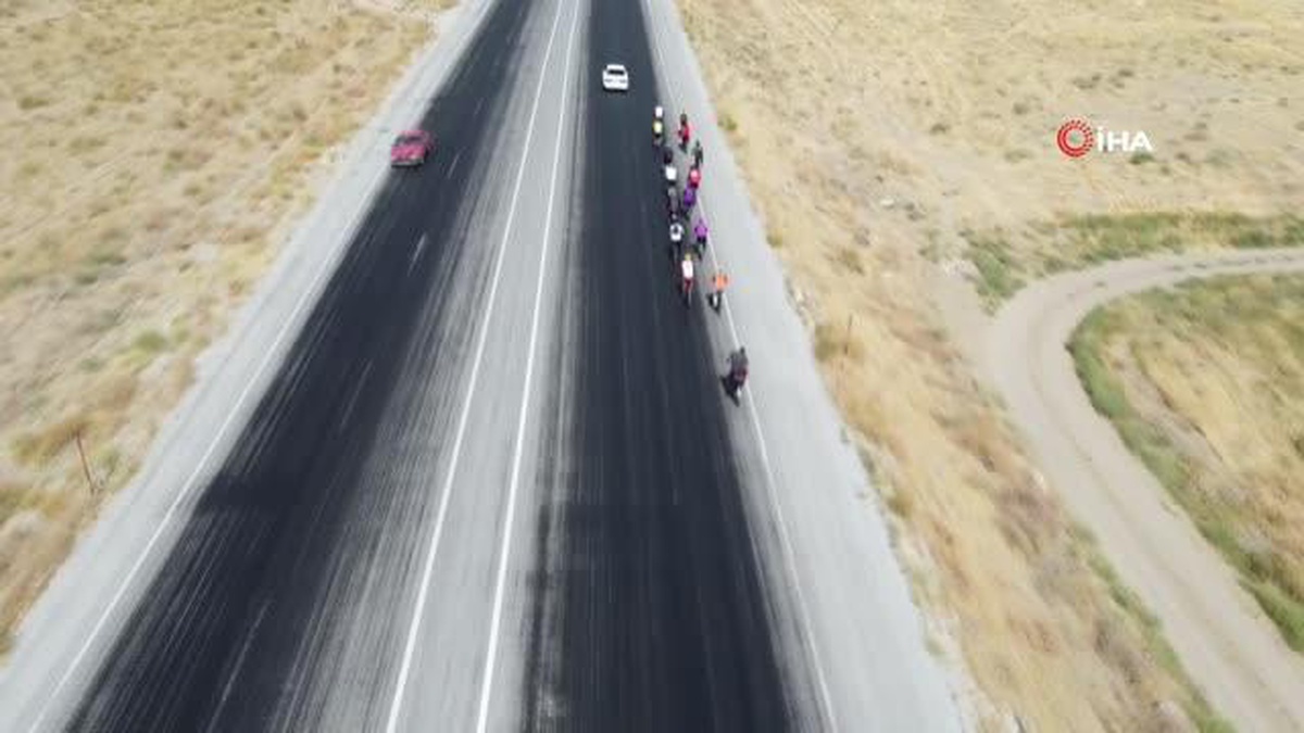 İranlı bisikletçiler Van Gölü için pedal çevirdi