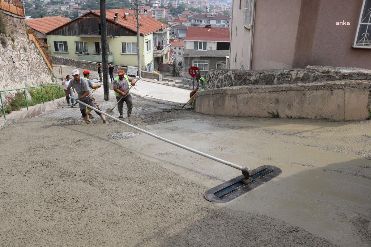İzmit Belediyesi\'nden Serdar Mahallesine Yeni Beton Yol
