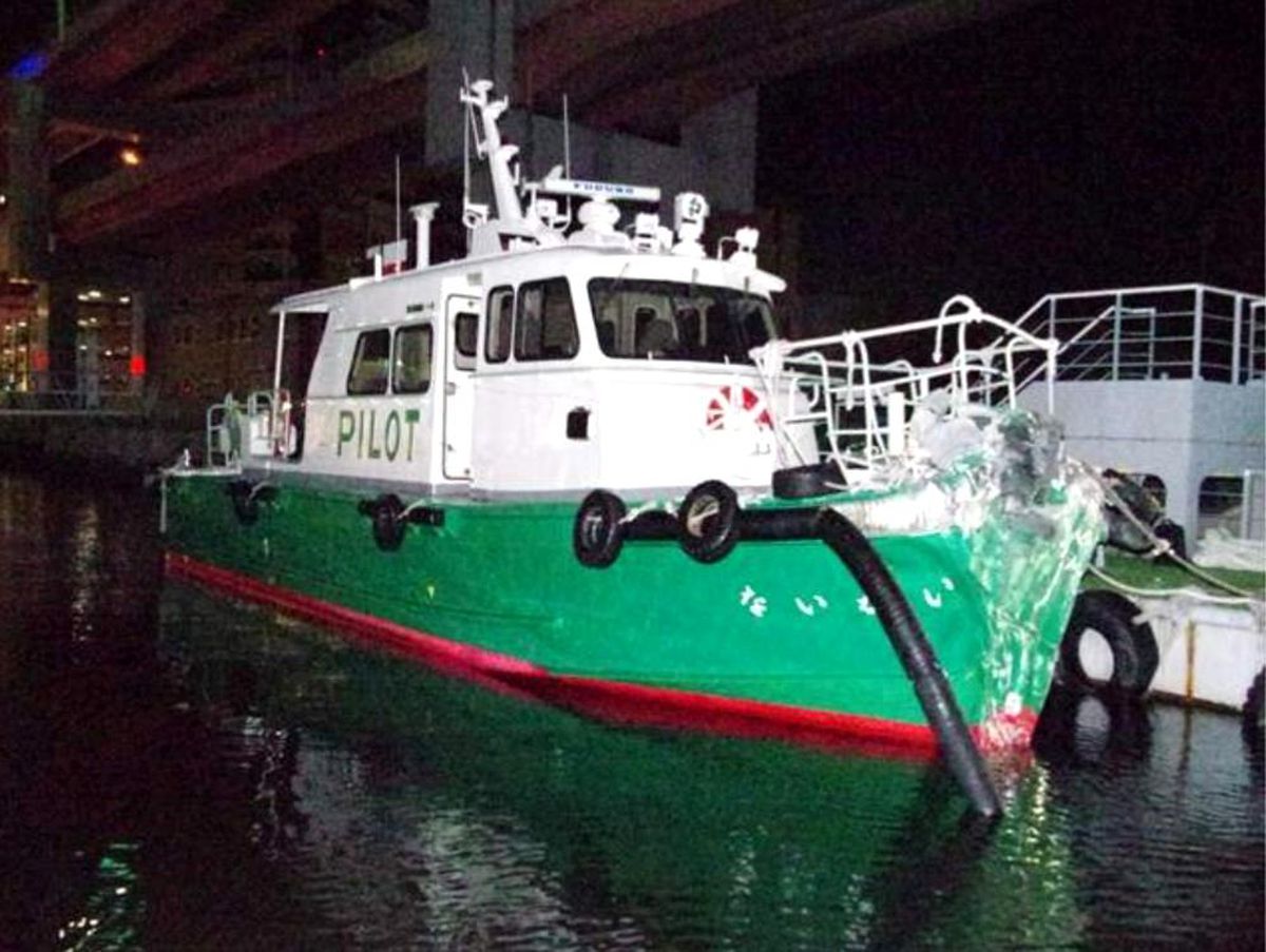 Japonya\'da kılavuz tekne dalgakırana çarptı: 2 ölü, 3 yaralı