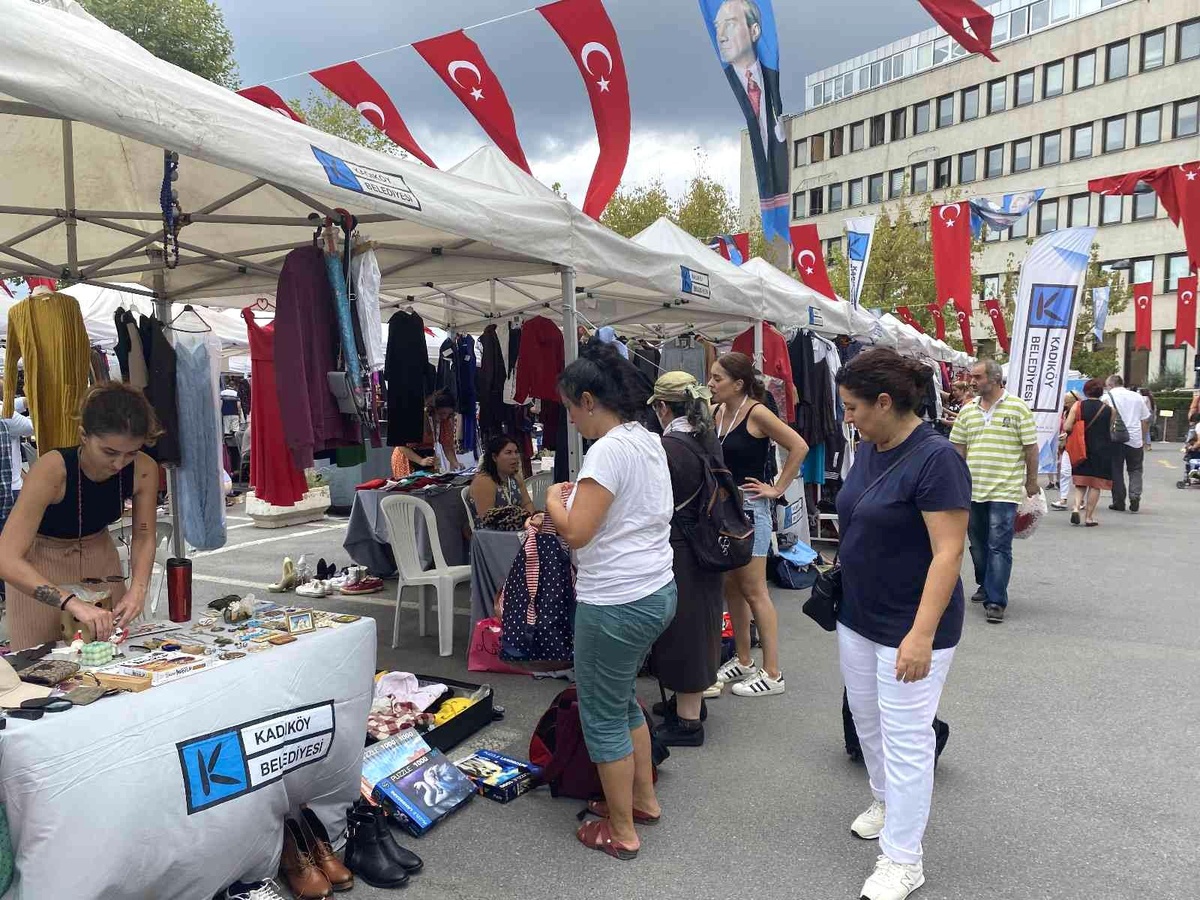 Kadıköy\'de \'Yeniden Kullanım Pazarı\'na yoğun ilgi