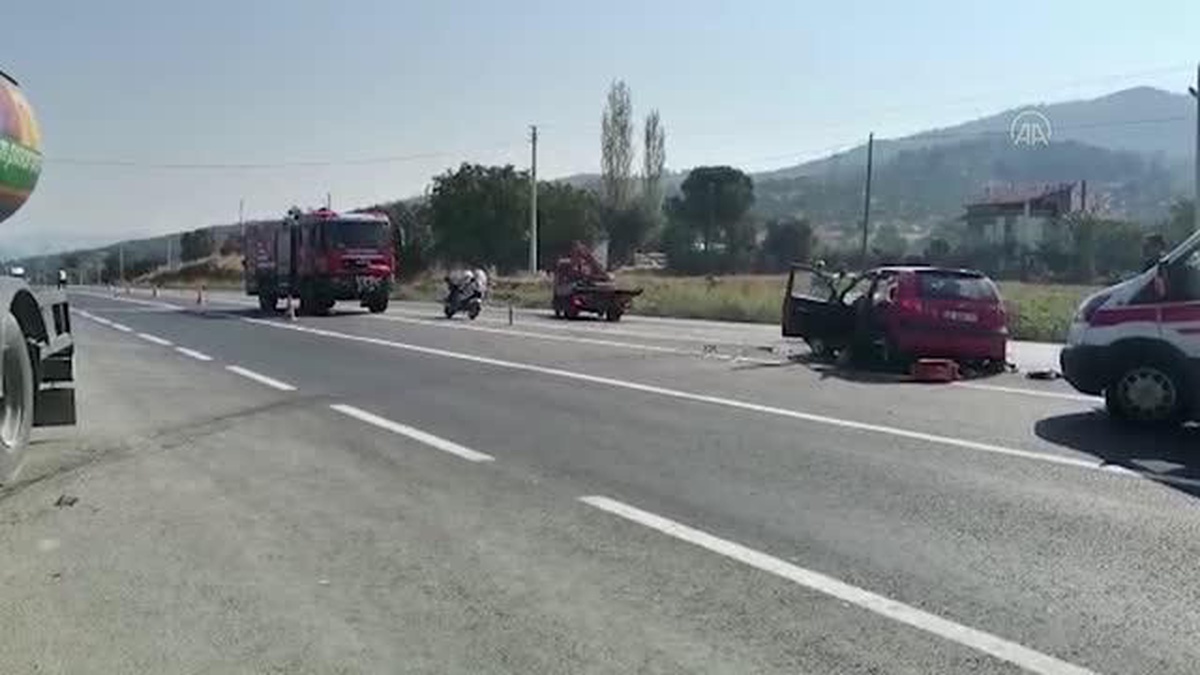 İzmir\'de kamyon ile otomobilin çarpıştığı kazada 3 kişi yaralandı