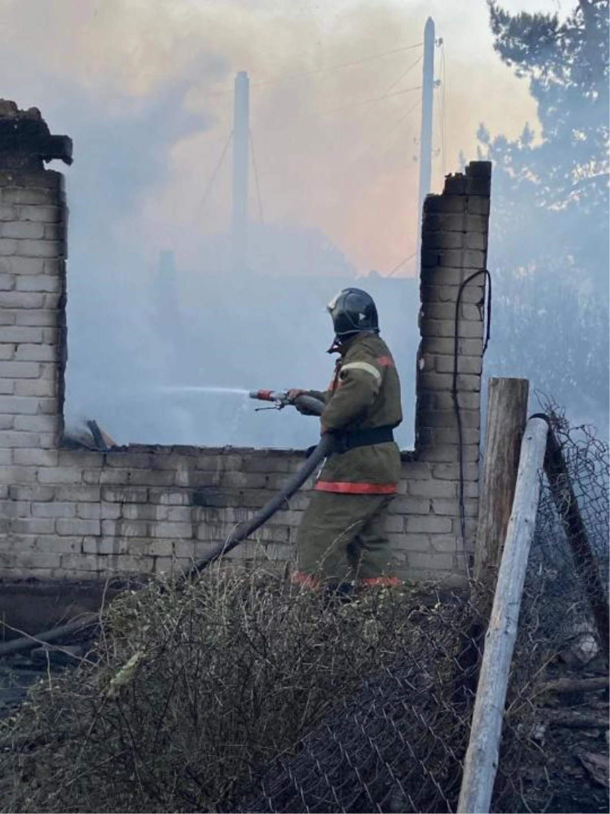 Kazakistan\'da çıkan orman yangınında 1 kişi öldü, 100\'den fazla ev zarar gördü