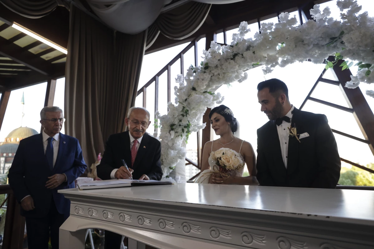 Kılıçdaroğlu partisinin fotoğrafçısı Kaya\'nın nikahına katıldı