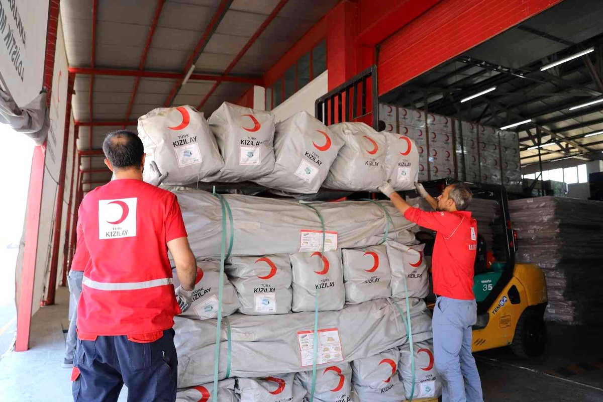 Kızılay\'dan, Cezayir\'e yangın desteği
