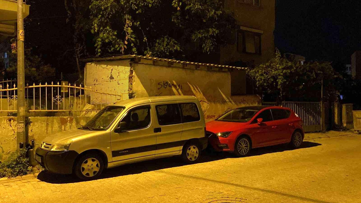 Küçükçekmece\'de sokak ortasında genç kadına yumruklu tokatlı saldırı kamerada