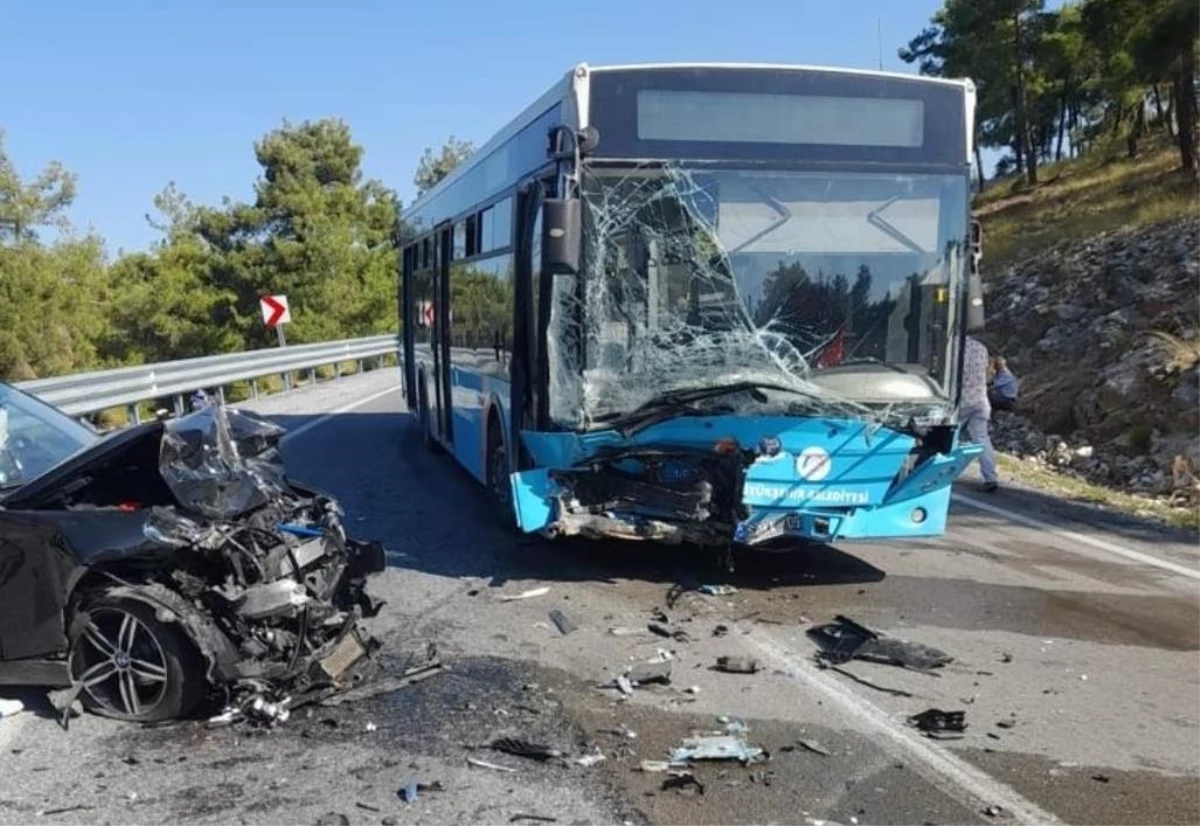 Mersin\'de belediye otobüsüyle otomobilin çarpışması sonucu 2 kişi yaralandı