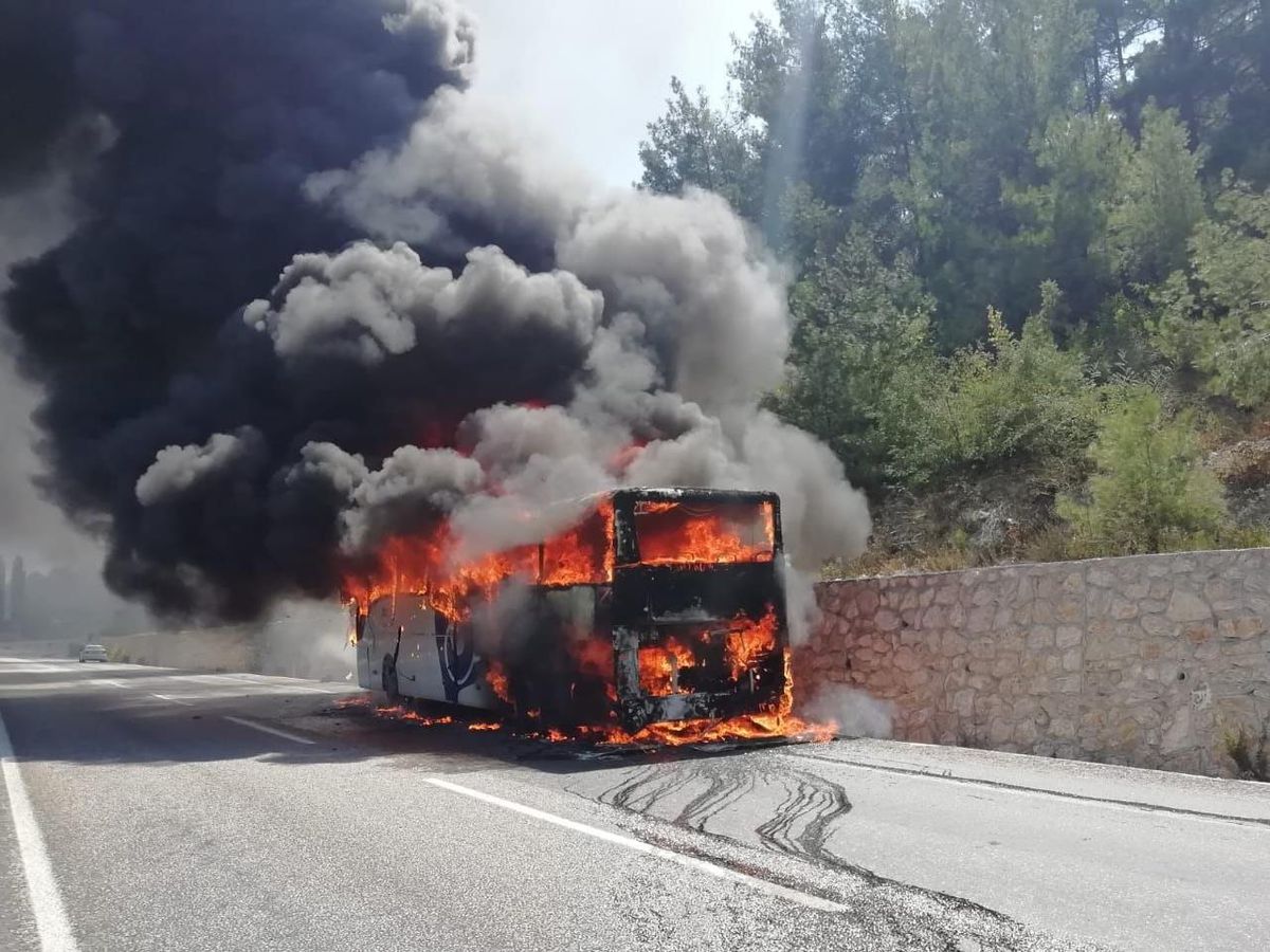 Muğla\'da alev alan otobüs, yolcular tahliye edildikten sonra yandı