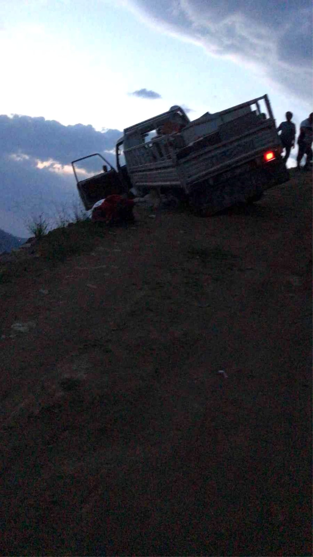 Rize\'de askıda kalan kamyonetten atlayan sürücü hayatını kaybetti