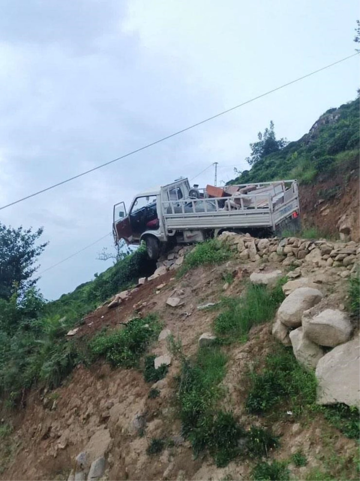 Rize\'de yoldan çıkarak taşlara takılı kalan kamyonetten atlayan sürücü öldü