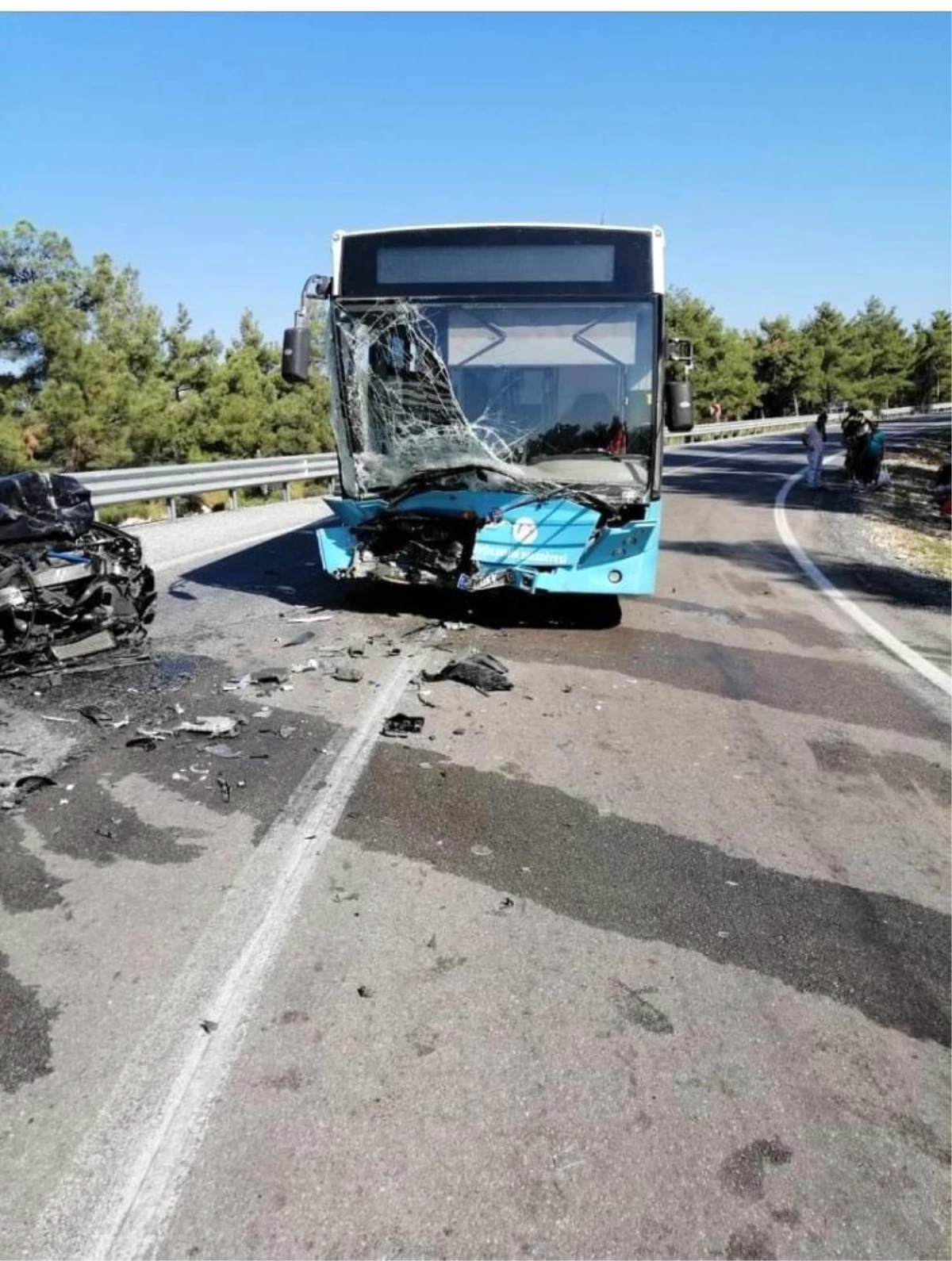 Tarsus\'ta otomobil belediye otobüsü ile çarpıştı: 3 yaralı