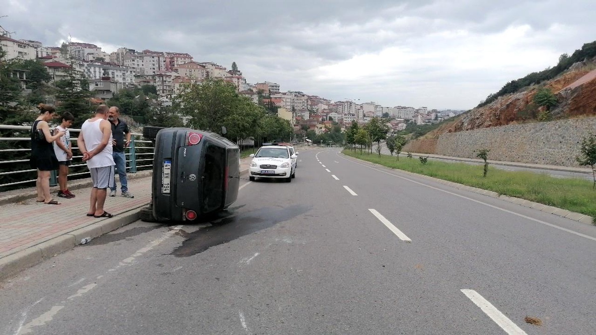 Yan yatan otomobilden burunları bile kanamadan çıktılar