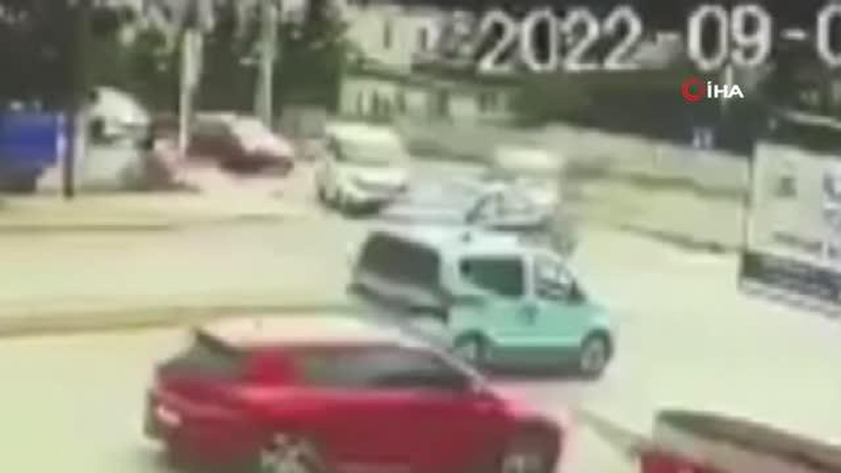 4 aracın karıştığı zincirleme kazada şans eseri yaralanan olmadı