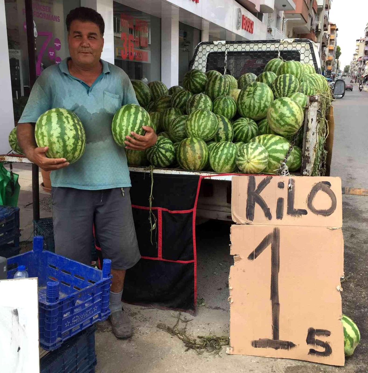 Alaşehir\'de karpuzun fiyatı 1 buçuk liraya düştü